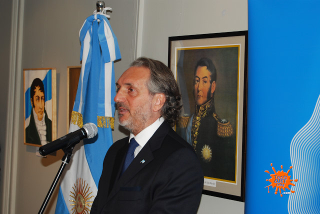 IMAGENES DE LA RECEPCION DEL CONSULADO POR EL BICENTENARIO